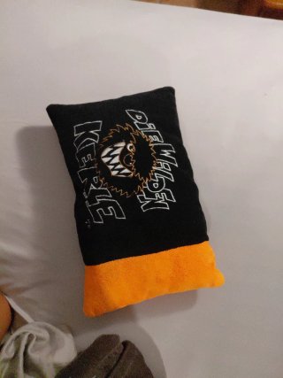 Almohada negra y naranja con diseño
