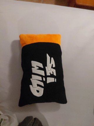 Almohada negra y naranja con diseño
