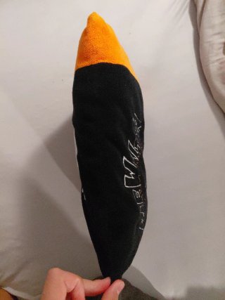 Almohada negra y naranja con diseño