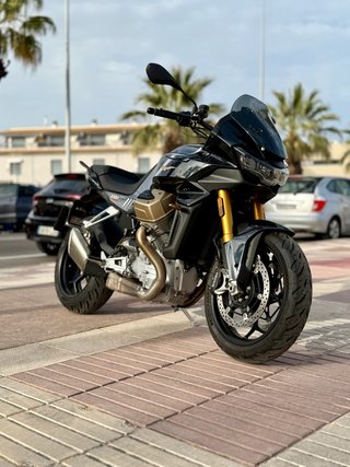 Moto Guzzi V100 Mandello S 2024 Negra/Dorada