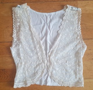 Chaleco de encaje blanco con detalles de tachuelas