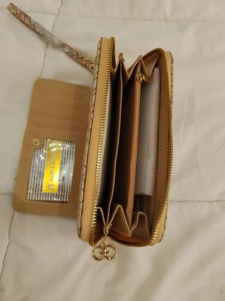 Cartera de mujer con diseño tejido y pedrería