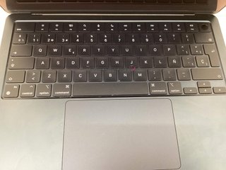 portatil apple apple macbook air m2 8-core 3.4 13 (10gpu) (2022) (a2681)