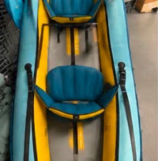 Kayak inflable azul y amarillo
