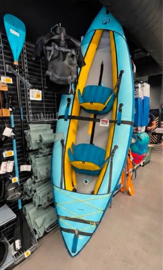 Kayak inflable azul y amarillo