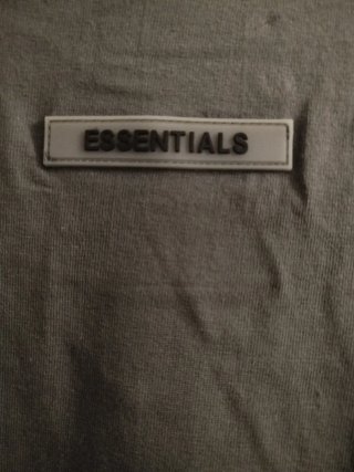 Camiseta Essentials manga larga