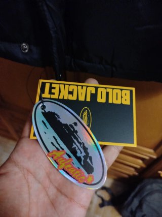 Chaqueta Corteiz negra con detalles amarillos