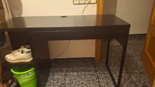 Escritorio negro con cajón
