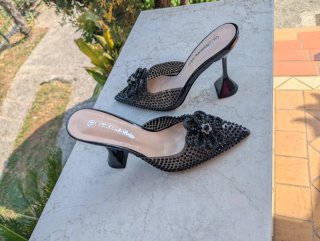 Tacchi neri con strass e fiocco