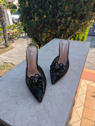 Tacchi neri con strass e fiocco