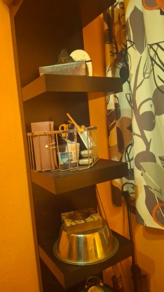 Estantería de madera y metal