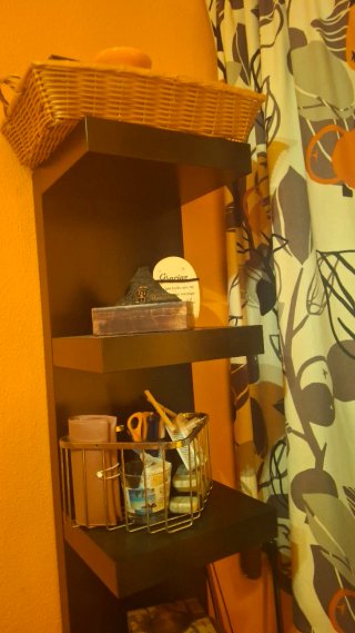 Estantería de madera y metal
