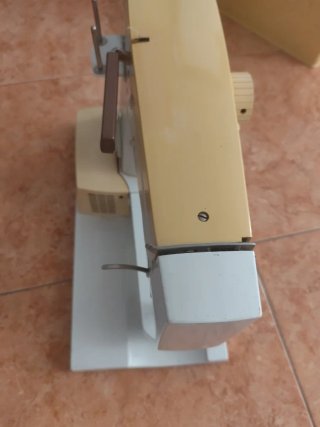 Máquina de coser beige y blanca