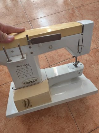 Máquina de coser beige y blanca