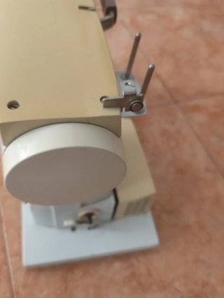 Máquina de coser beige y blanca