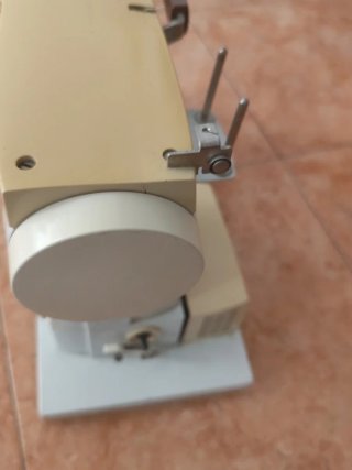 Máquina de coser beige y blanca