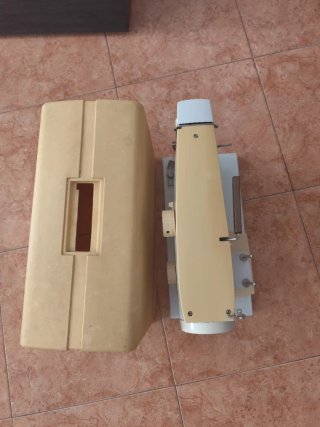 Máquina de coser beige y blanca