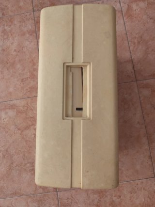 Máquina de coser beige y blanca