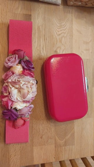 Cinturón fucsia con flores