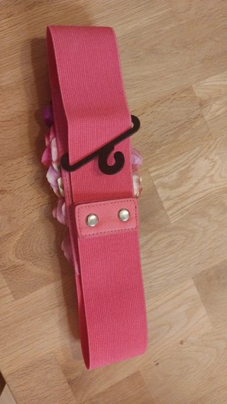 Cinturón fucsia con flores