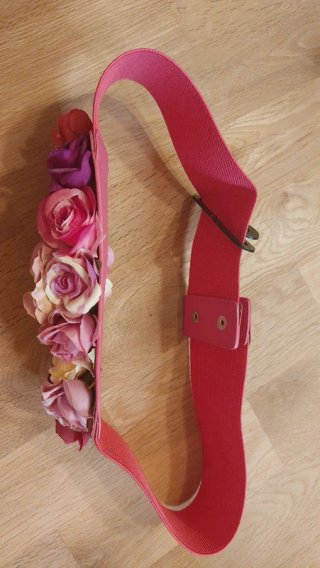 Cinturón fucsia con flores