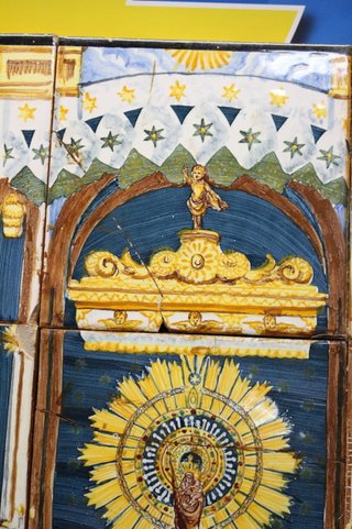 Antiguo retablo cerámico de la Virgen del Pilar, firmado.