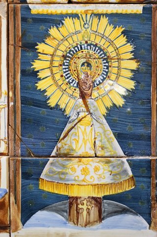 Antiguo retablo cerámico de la Virgen del Pilar, firmado.