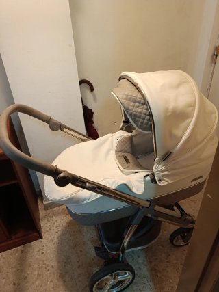 Carro de bebé blanco