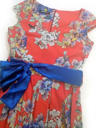 Vestido T. L rojo con flores y lazo azul