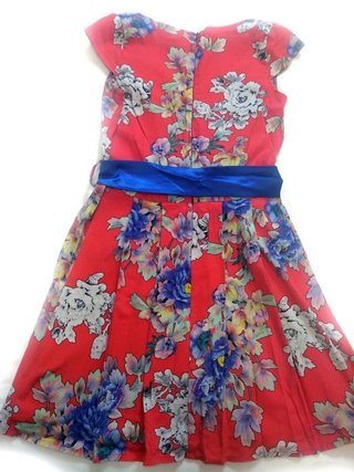 Vestido T. L rojo con flores y lazo azul