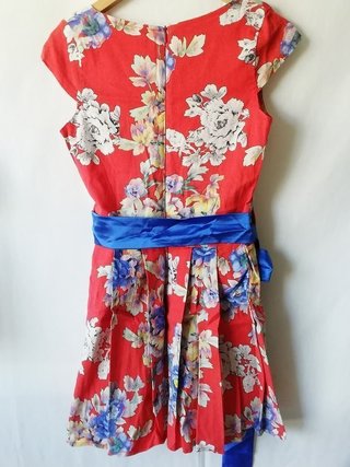 Vestido T. L rojo con flores y lazo azul