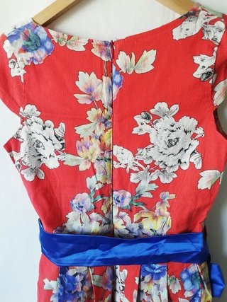 Vestido T. L rojo con flores y lazo azul