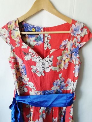 Vestido T. L rojo con flores y lazo azul