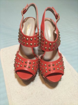 Sandalias plataforma, rojas con tachuelas.