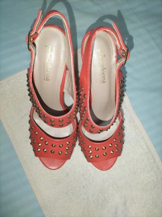 Sandalias plataforma, rojas con tachuelas.