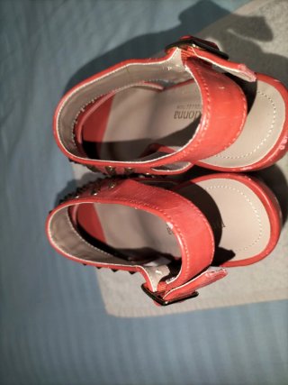 Sandalias plataforma, rojas con tachuelas.