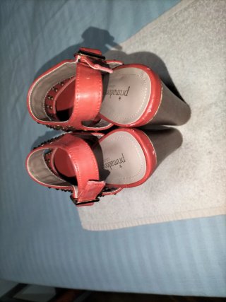 Sandalias plataforma, rojas con tachuelas.