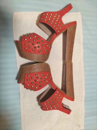 Sandalias plataforma, rojas con tachuelas.