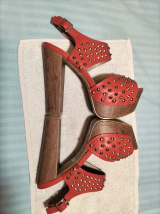 Sandalias plataforma, rojas con tachuelas.