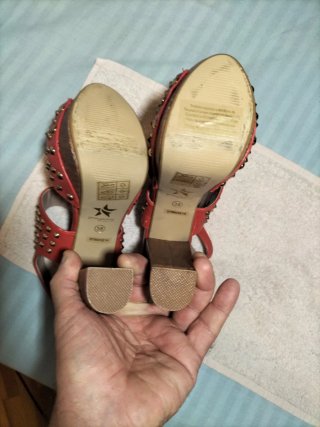 Sandalias plataforma, rojas con tachuelas.