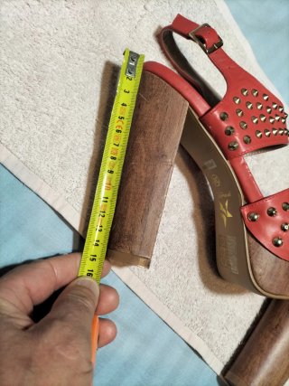 Sandalias plataforma, rojas con tachuelas.