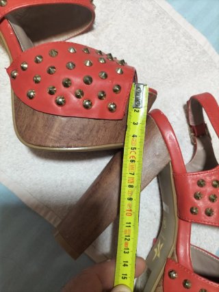 Sandalias plataforma, rojas con tachuelas.