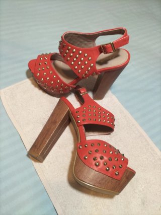 Sandalias plataforma, rojas con tachuelas.