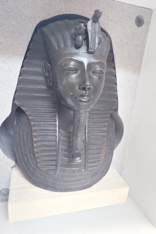 Escultura + libro: Skel, Tutankhamon 100 aniversario. Numerada y certificada.