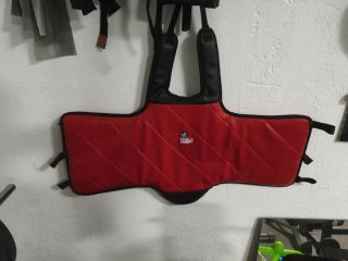 Peto protector Feel The Enemy rojo Senior