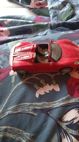 Coche deportivo rojo de juguete