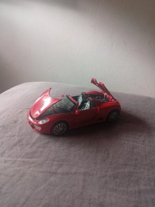 Coche deportivo rojo de juguete