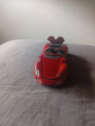 Coche deportivo rojo de juguete
