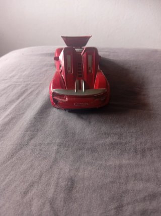 Coche deportivo rojo de juguete