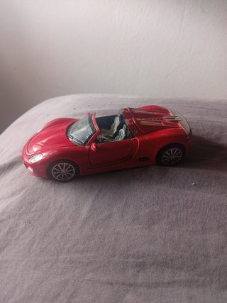 Coche deportivo rojo de juguete